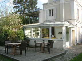 Blick auf Terrasse und Wintergarten-Esszimmer